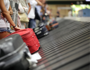 bagagem em esteira no aeroporto